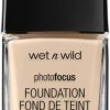 Wet n Wild - Photo Focus Foundation DEWY - Feuchtigkeitsspendende Foundation in Nude Elfenbein - Deckt Unreinheiten ab, eignet sich für normale und trockene Haut - Vegan - Nude Ivory 17