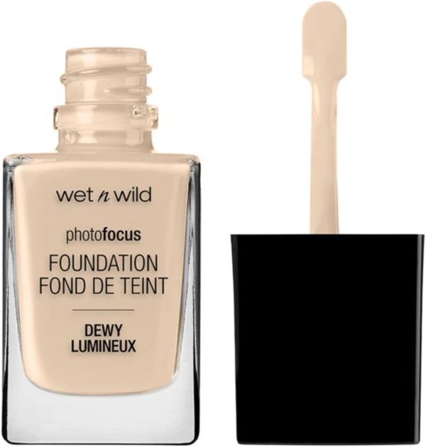 Wet n Wild - Photo Focus Foundation DEWY - Feuchtigkeitsspendende Foundation in Nude Elfenbein - Deckt Unreinheiten ab, eignet sich für normale und trockene Haut - Vegan - Nude Ivory 2