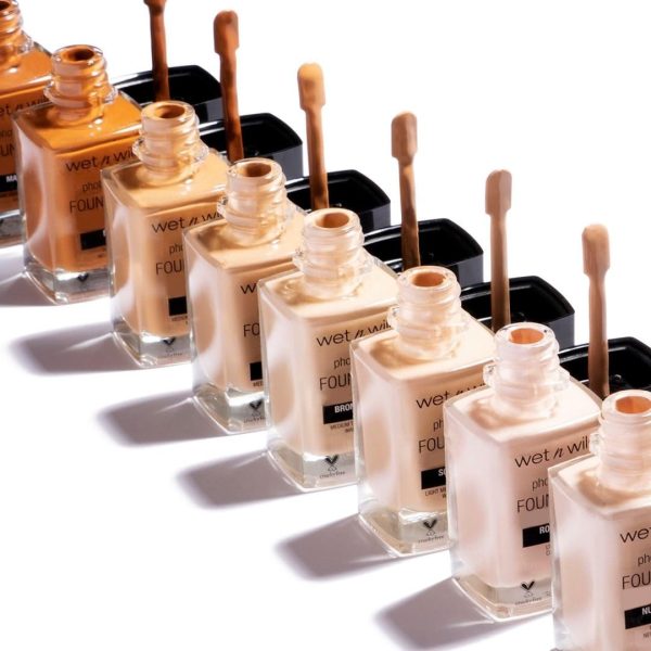 Wet n Wild - Photo Focus Foundation DEWY - Feuchtigkeitsspendende Foundation in Nude Elfenbein - Deckt Unreinheiten ab, eignet sich für normale und trockene Haut - Vegan - Nude Ivory 3